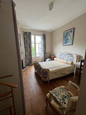 HYPER CENTRE ,jolie chambre climatisée avec PARKING SECURISE gratuit